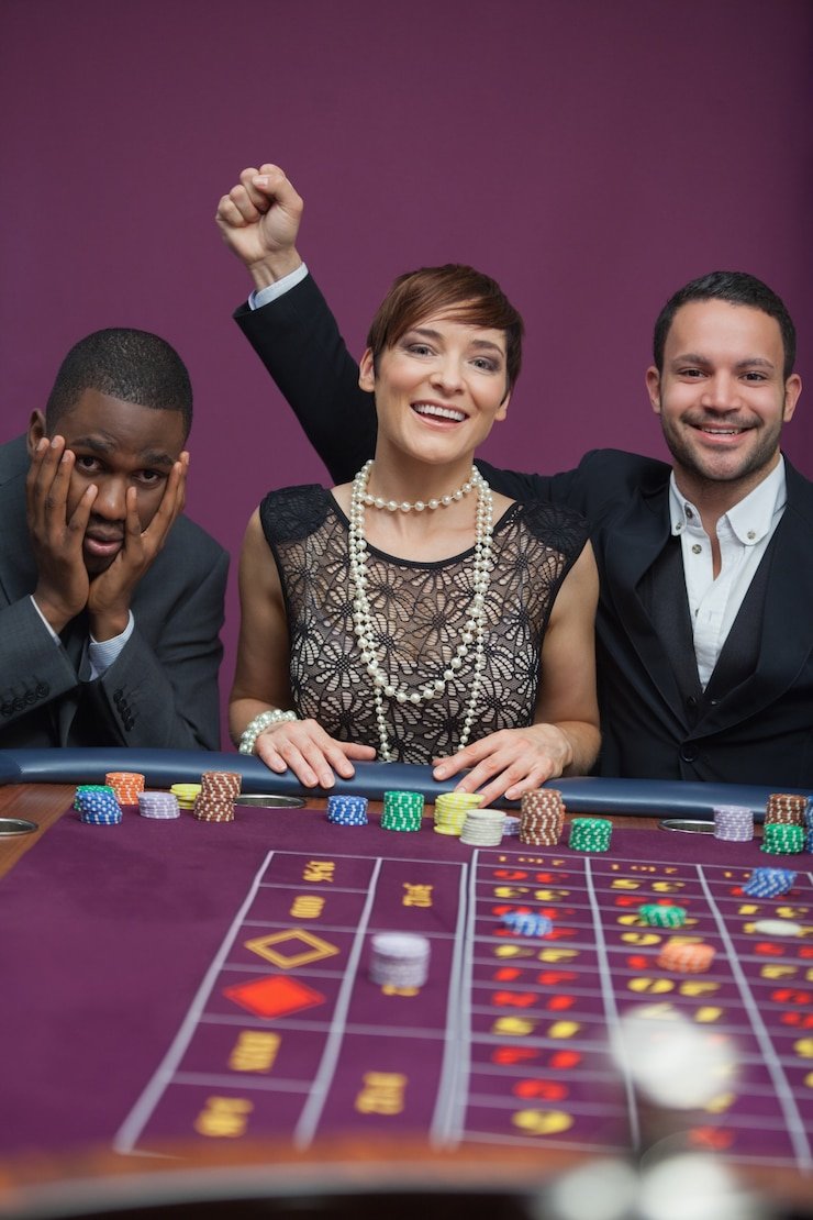 Kartu komunal terbuka di meja Texas Hold'em Bonus, dealer menampilkan hasil putaran